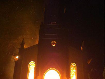 SC: igreja  incendiada aps ser atingida por raio na Grande Florianpolis  