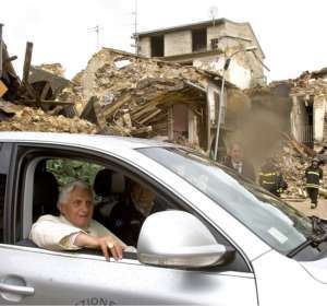 Papa pede casas slidas em regio italiana atingida por terr