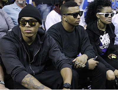 Chris Brown assiste a jogo de basquete 