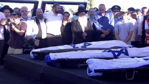 Israel refora tropas perto de Gaza; funeral de jovem palestino  adiado