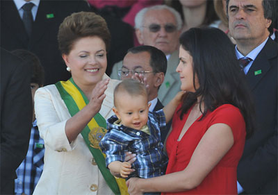 Ao lado da famlia, Dilma participa de desfile de 7 de Setembro em Braslia