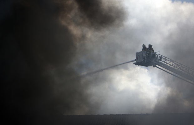 Quatro bombeiros morrem em incndio em hotel no Texas
