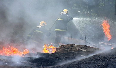Depsito de materiais reciclveis pega fogo na BR-101, no ES