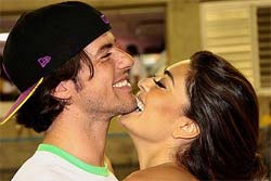  so amor: Juliana Paes curte aos beijos com seu noivo