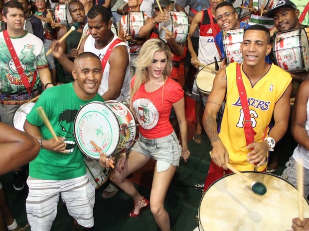 Brbara Evans usa shortinho e dana at o cho em noite de samba