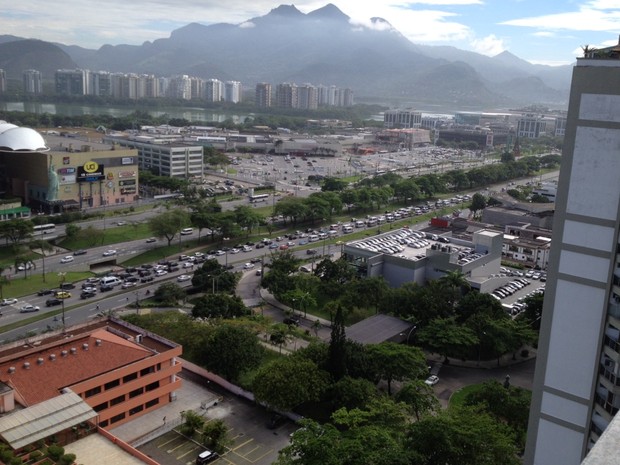 Motoristas de van complicam o trnsito na Barra da Tijuca, Rio