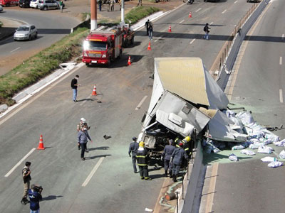 Caminhoneiro morre e 7 ficam feridos em acidente no Anel Rodovirio de BH
