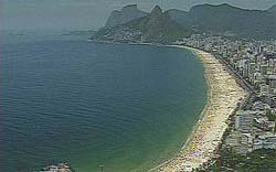 Mancha aparece no mar em Copacabana