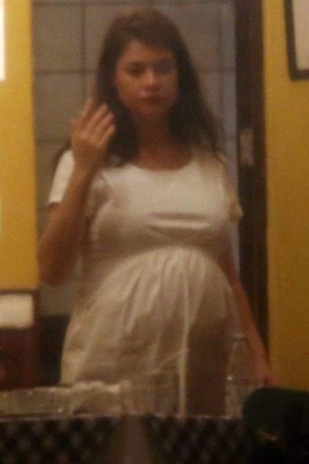 Alinne Moraes, na reta final da gravidez, exibe barrigo em jantar com o namorado