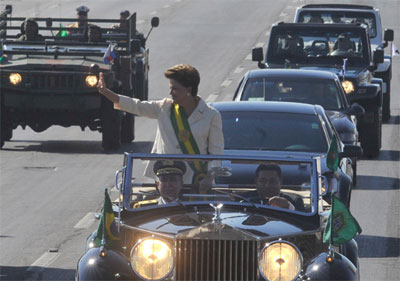 Dilma participa de desfile pelo 7 de Setembro ao lado do neto e filha