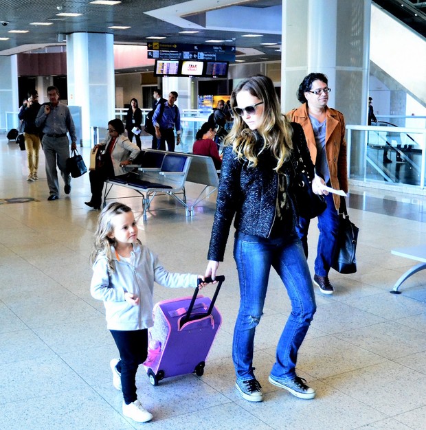 Fernanda Rodrigues embarca com a filha em aeroporto do Rio