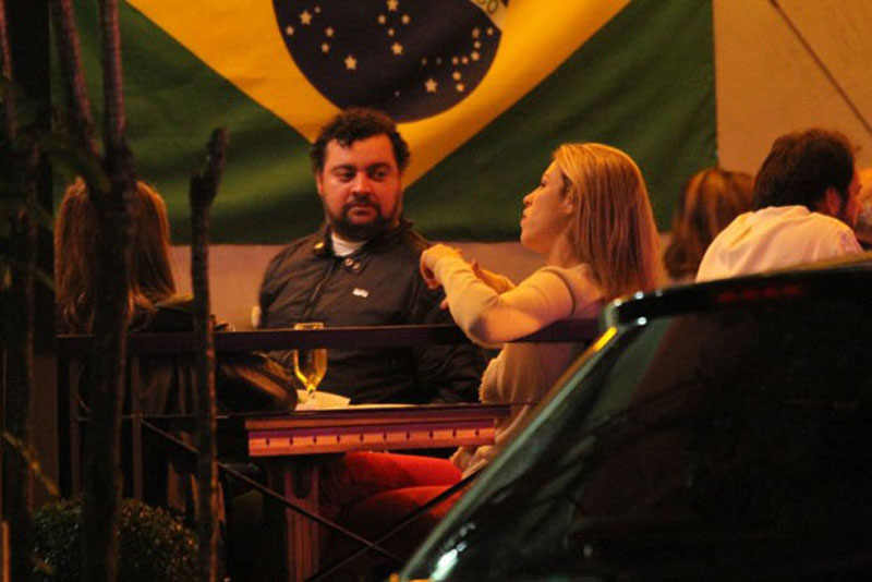Luana Piovani vai  barzinho com amigos no Rio