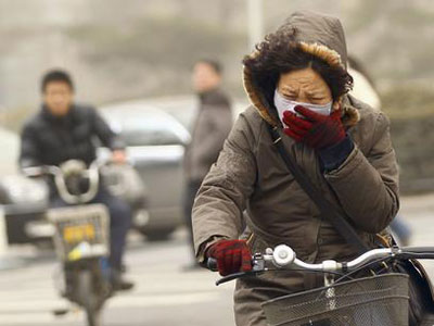 Moradores de Pequim sofrem com poluio e tempestade de areia  