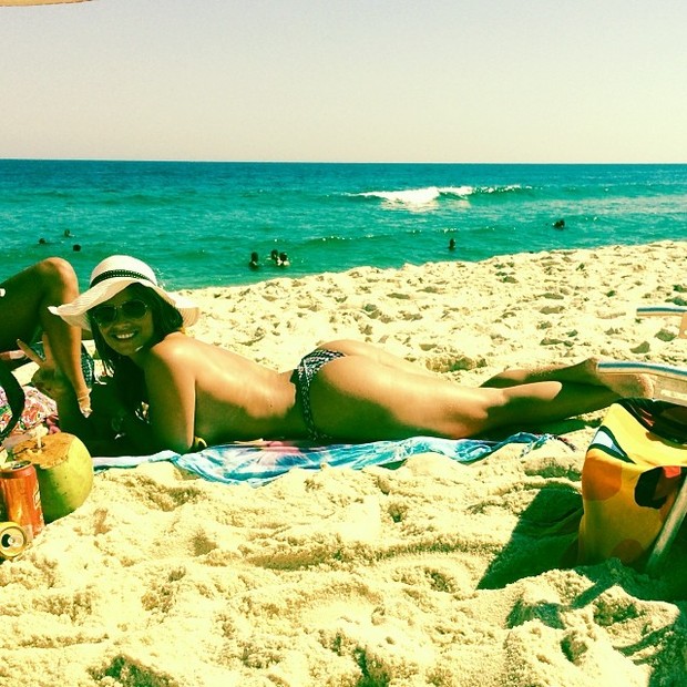 Ousada! Fani faz topless na praia: 