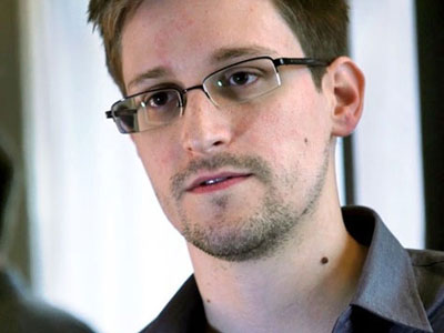 Snowden obtm documentos para deixar aeroporto de Moscou, diz fonte