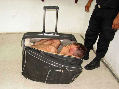 Homem tenta fugir da priso escondido dentro de mala