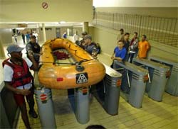 Passageiros de trem ilhado em SP so retirados com botes 