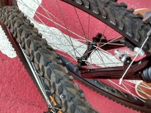 Ciclistas reclamam de pneus furados por tachinhas