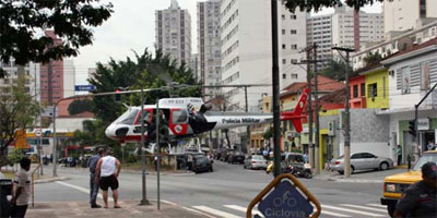 Helicptero pousa na Avenida Sumar para resgate de ferido