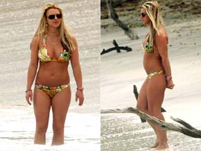 Britney Spears  flagrada de biquni com barriga saliente .