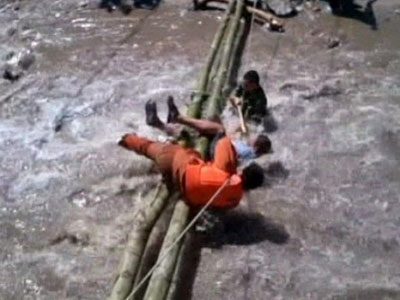 Troncos e cordas so usados em resgate de turistas na China
