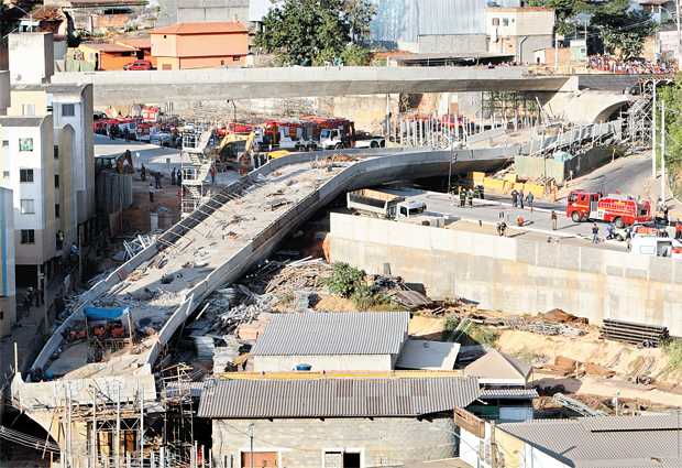 Operrios concluem demolio do viaduto que desabou em Belo Horizonte