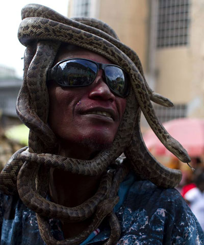 Haitiano  flagrado com cobras enroladas na cabea