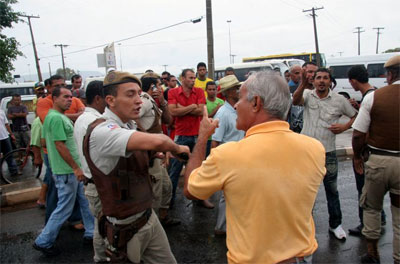 Na Bahia, perueiros e policiais entram em conflito 