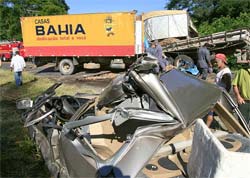 Mortes em acidente entre caminhes em MG