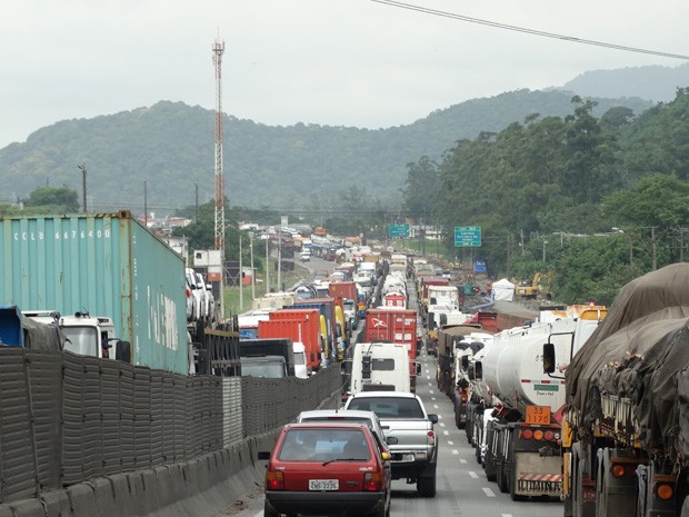 Acidente na Cnego deixa mais de 16 km de congestionamento em Guaruj