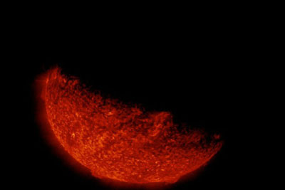 Nasa divulga imagens do Sol bloqueado pela Terra e Lua  
