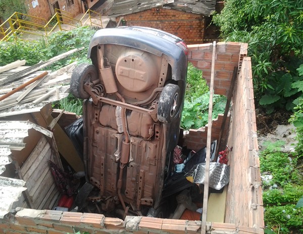 Carro despenca em casa no bairro do Sacavm em So Lus