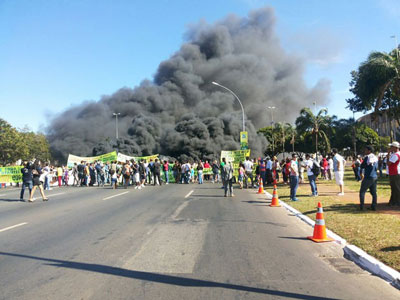 Contra a Copa, grupo queima pneus e fecha via em frente ao estdio do DF