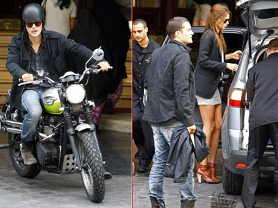 De moto, Orlando Bloom visita Miranda Kerr em Paris