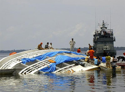 Naufrgio de barco com 92 a bordo deixa 2 desaparecidos 