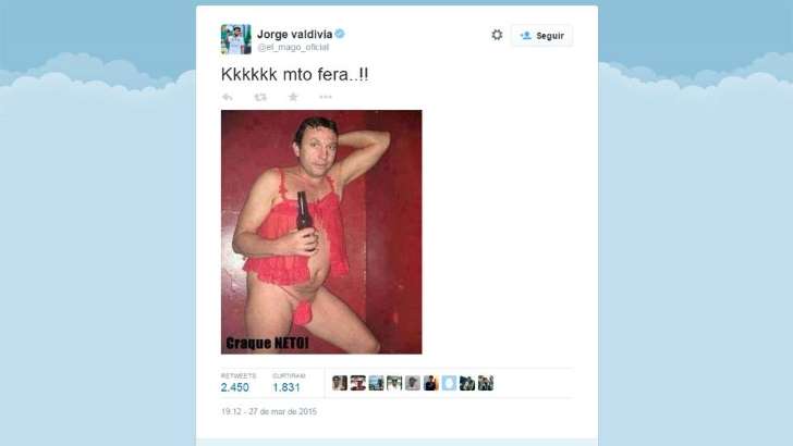 Valdivia tira sarro no Twitter e posta foto do ex-jogador Ne