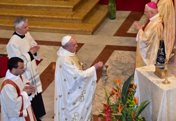 Papa reza missa dedicada a So Jos de Anchieta, apstolo do Brasil