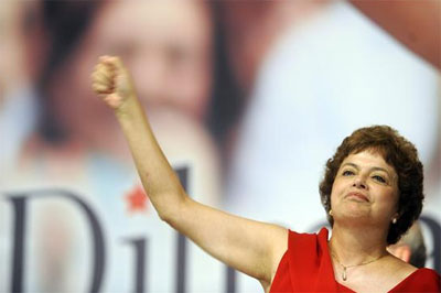 Dilma sobe nas pesquisas e se aproxima de Serra 