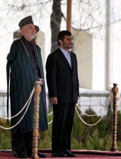 Ahmadinejad critica presena da Otan no Afeganisto e faz piada com Gates