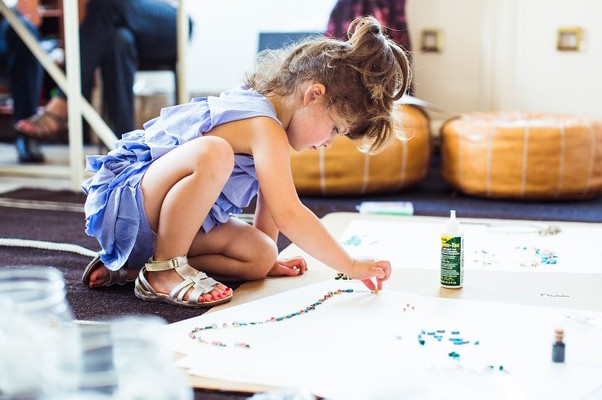 Menina de 4 anos cria coleo de moda para crianas
