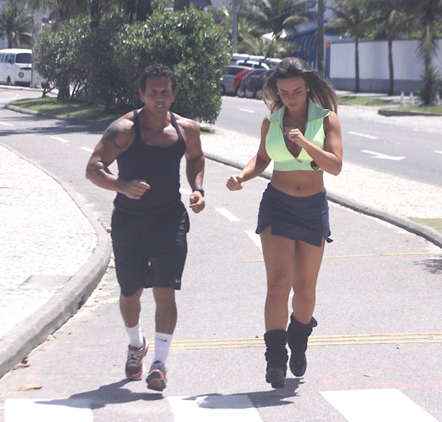 Nicole Bahls corre de barriga de fora no Rio de Janeiro