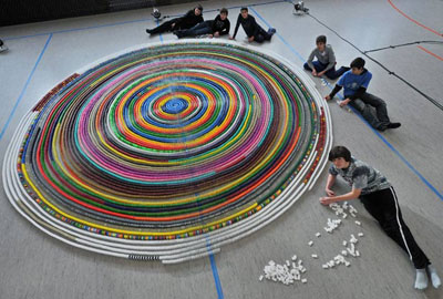 Por recorde, garotos alemes criam espiral gigante com peas de domin