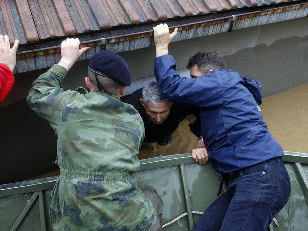 Barcos resgatam pessoas em meio a inundaes na Srvia e na Bsnia