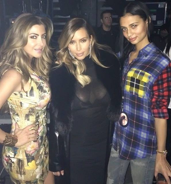Com amigas, Kim Kardashian mostra demais em show de Kanye West