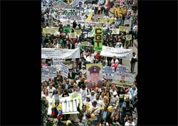 Colombianos vo s ruas pedir libertao de Betancourt