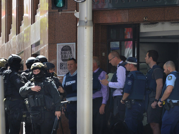 Polcia invade caf com refns em Sydney