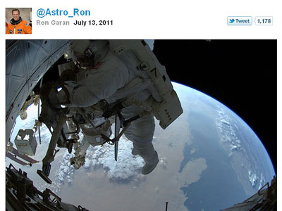 Astronauta da ISS tuta foto em rbita da Terra