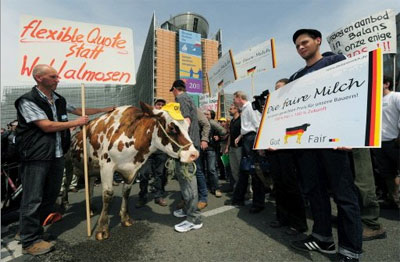 Produtores de leite protestam em Bruxelas contra queda dos preos