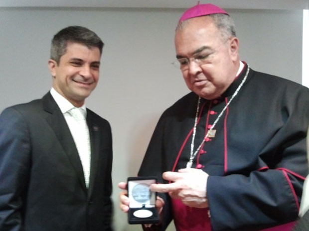 Medalha comemorativa  apresentada sem a presena do Papa