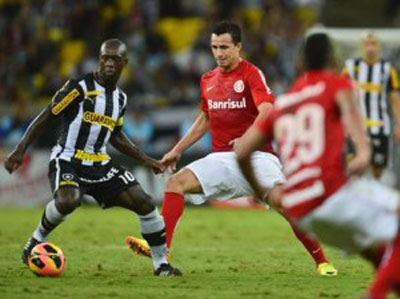 Botafogo sofre empate do Inter nos acrscimos, mas assume liderana